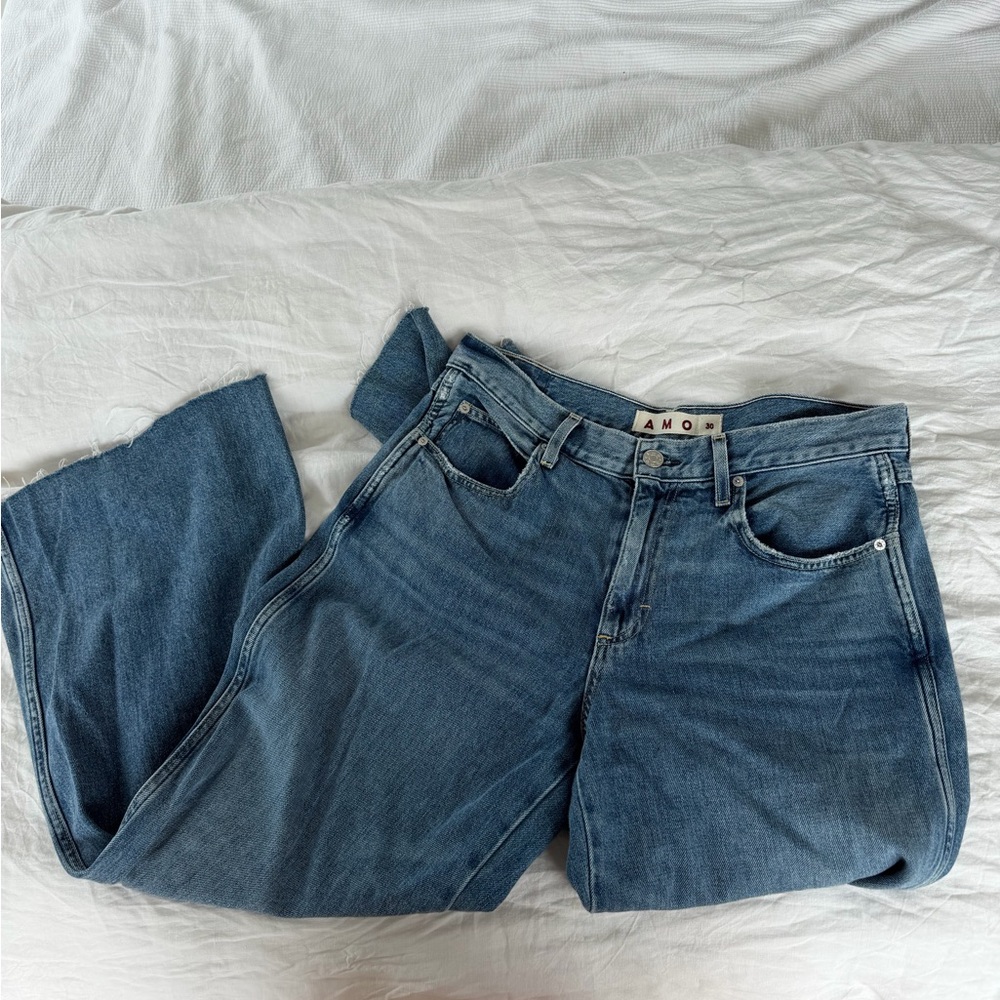 AMO Regina in Ethereal wash. EUC Women's mid-rise, wide leg, lightweight denim.